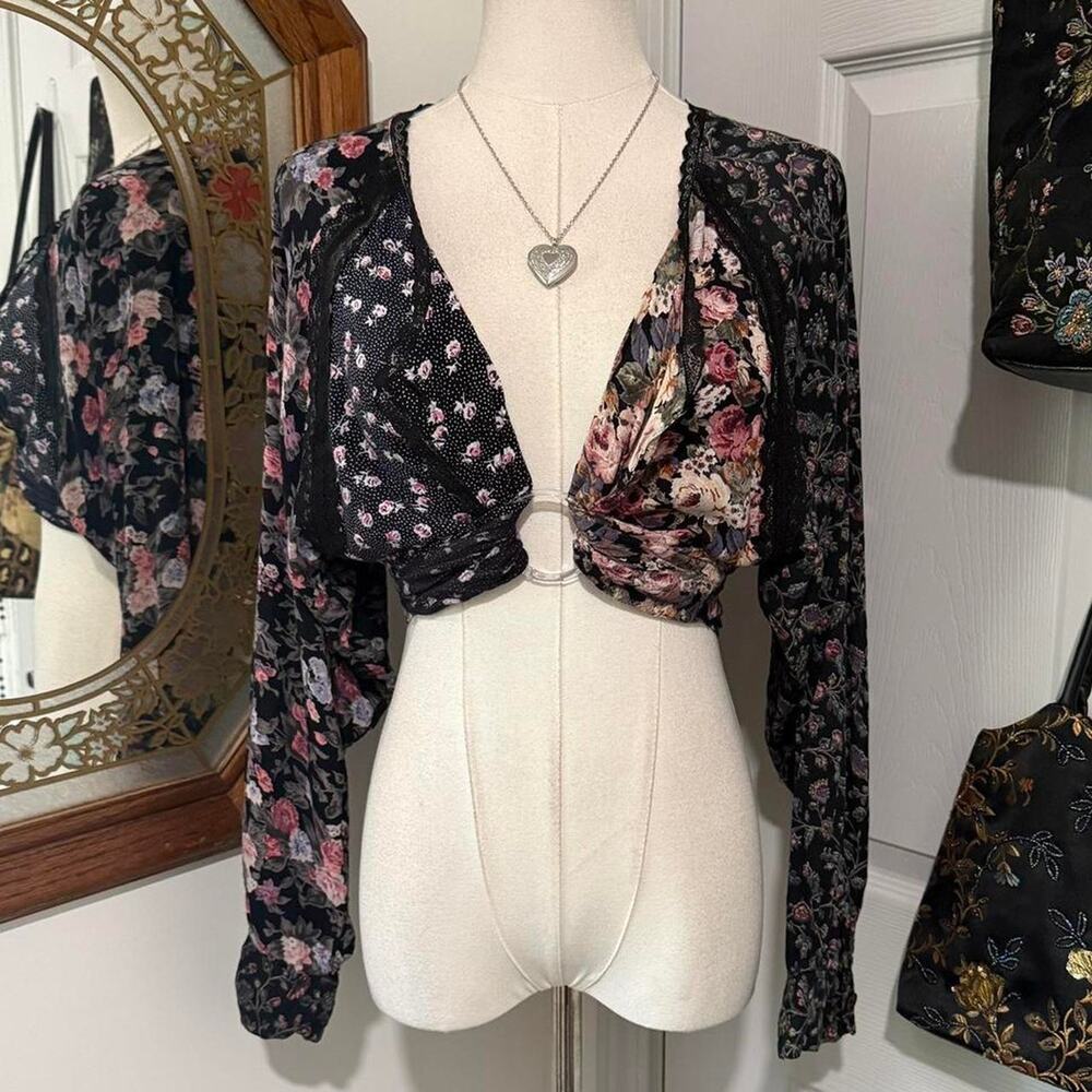 VTG 90s/Y2K Runaway Floral Patchwork Lace Trim Tie Front Button Long Sleeve Top